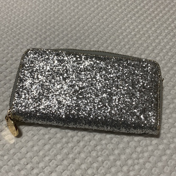 Deux Lux Silver Wallet Faux Pearl Sequence. Gently Used. Functional and Stylish - Picture 7 of 17